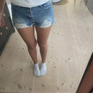 Midwaist shorts i urtvättad blå färg, bra skicka