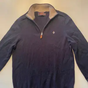 Snygg Morris Half zip tröja i 100% merinoull . Skicket är väldigt bra och inte använd länge. Tröjan är i storlek S. Säljer eftersom jag vuxit ur den