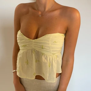 Volang strapless top zara - Bandeau topp med volanger från Zara i croppad modell. Aldrig använd. 💓