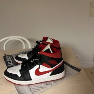 Jordans - Tja, säljer mina jordans då dem inte används köpte den för 3 år sedan och har använts 10-15 gånger. Pris kan diskuteras.