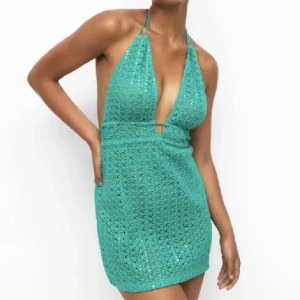 Strandklänning  - Säljer denna otroligt fina strandklänning i storlek Xs från pull&bear, knappt använd. Passar perfekt nu  till  sommaren 🥰