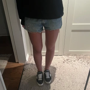 Jeansshorts - Skitsnygga jeansshorts med slitningar från Ginatricot! Storlek 164, passar en Xs-S❣️