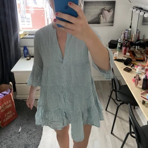 Klänning - En blå klänning med ”tre-kvarts” armar. Säljer den då är för kort för mig. Jag är 173 cm💙💙