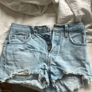 Levis jeansshorts - Så najs sommarjeansshorts Från Levis! Jag hittar inte storleken men skulle gissa på xs/32