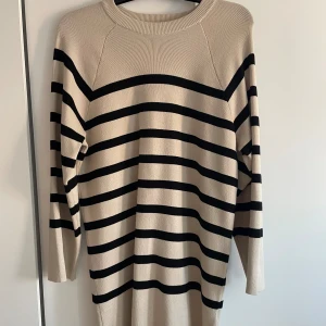 Stickad klänning - Använd ett fåtal gånger