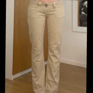💋Skitsnygga pepe lowwaist jeans💋 - Säljer min jättefina lågmidjade bootcut jeans som inte längre kommer till användning då de blivit för små. Stretchigt material och inga slitningar. Är min väns bilder eftersom att dem är för små för mig så kan tyvärr inte ta fler bilder på. 