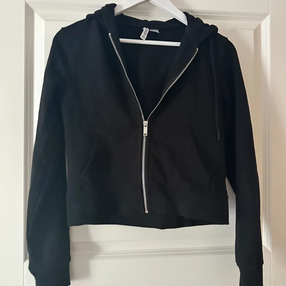 Munkjacka från hm, i storlek s! Ganska liten i storleken. Slutsåld i storlek s på hemsidan. Nypris: 199kr. Nästan aldrig använd. Föredrar att posta via Instabox 💕. Neuletakit & Villapaidat.