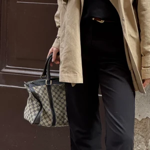 Gucci väska - Säljer min vintage gucci bostonbag. Superfin men har defekter, därav priset. Dock ingeting svårlagat för den som orkar.   Litet hål samt dragkedja som inte går att stänga.