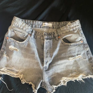 Jeans shorts - As snygg jeans shorts frpn Zara, säljer dom då dom blivit lite för små ❤️dom är använda Max 5 gånger och är i väldigt bra skick❤️skriv vid frågor och tryck gärna på köp❤️