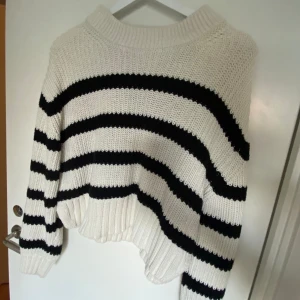 Stickad tröja - Stickad tröja från Gina Tricot i strl 158/164, men passar lika bra en XS🤍 Den är i mycket fint skick🖤