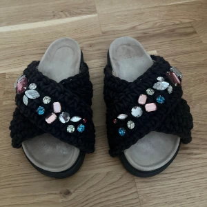 Inuikii  - Jätte bra skick! Alla stenar är kvar och nästan som nya! Storlek 36. 