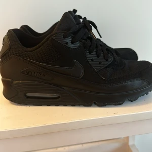 Nike Air Max sneakers strl 41 svarta - Nike Air Max sneakers svarta använda men i toppen skick storlek 41