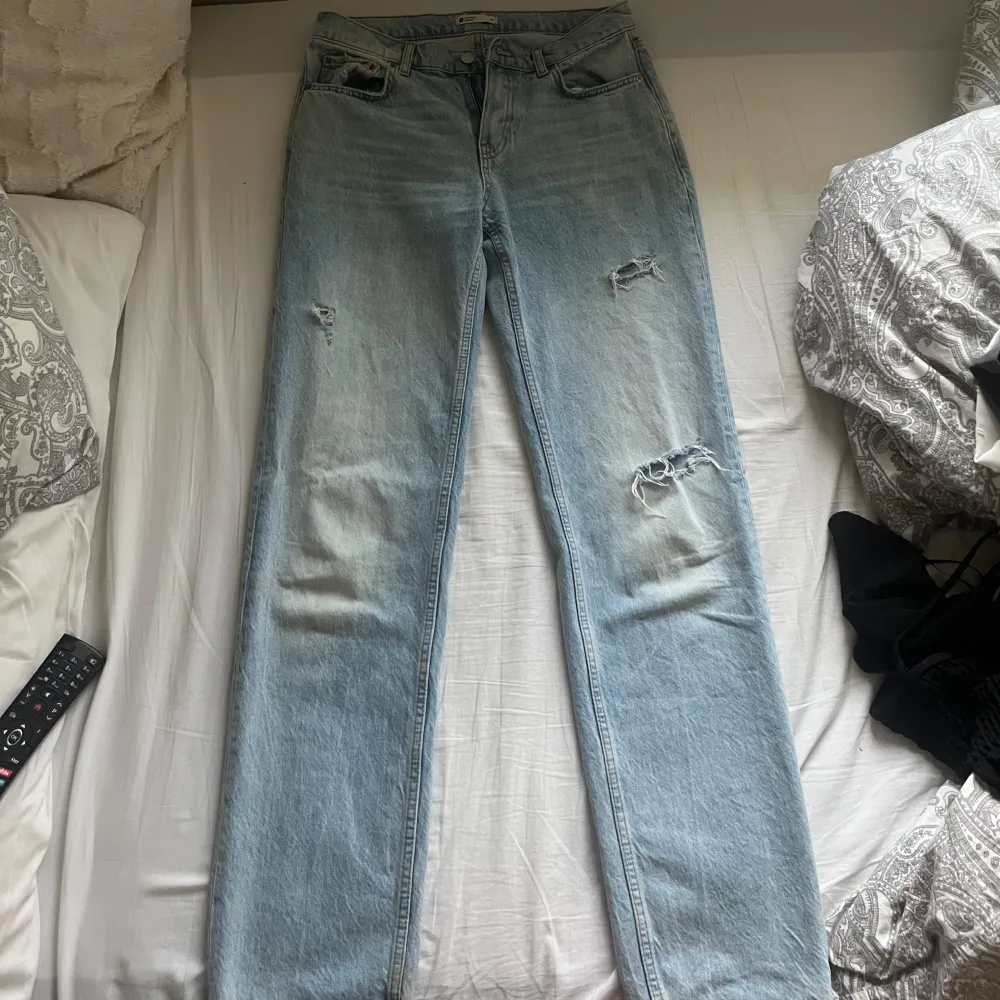 Långa i längd, strl 36, mycket fina 🤍inga defekter🤍kom dm vid intresse, frågor etc🤍ordinarie pris är ca 500. Jeans & Byxor.