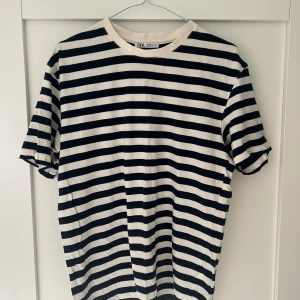 Zara t-shirt  - En zara t-shirt som knappast är använd. Storlek S.