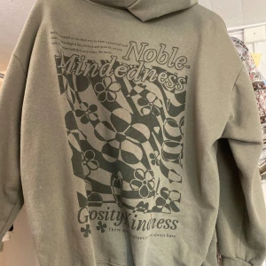 zip-up hoodie - super fin mörk grön zip-up hoodie köpt från bikbok för några år sedan men i super bra skick🌷storlek m men sitter fint oversized på mig som brukar ha xs-s i tröjor☺️