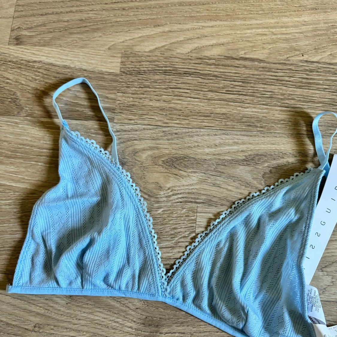 Ljusblå spetsdetaljerad topp från Missguided