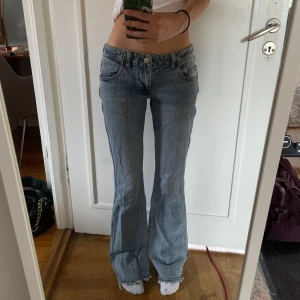 Lågmidjade bootcut jeans - Säljer nu dessa lågmidjade blå bootcut jeans med midjemått 36 cm och innerbenslängd 77 cm🌸