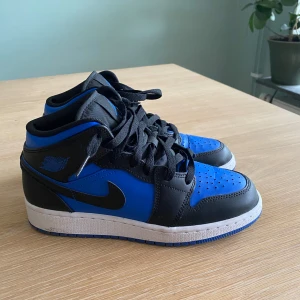 Jordan 1 mid  - Hej säljer nu dessa air Jordan 1 som är helt oanvända😙 köptes till brorsan som inte ville ha skorna och ingen retur kunde göras. Köptes för cirka 1400 men mitt pris är betydligt lägre. Här får du in princip nya skor från foot locker för bättre pris