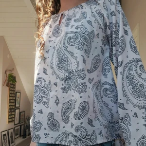 Snygg mönstrig blus - Oandvänd