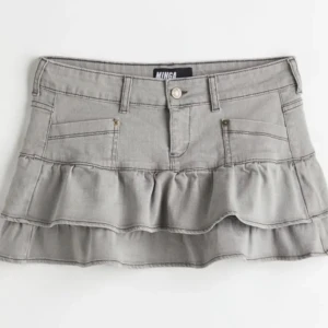 Minga kjol  - Inprincip nyskick! Använd ca 3 gånger 💛 Nypris var över 600kr 