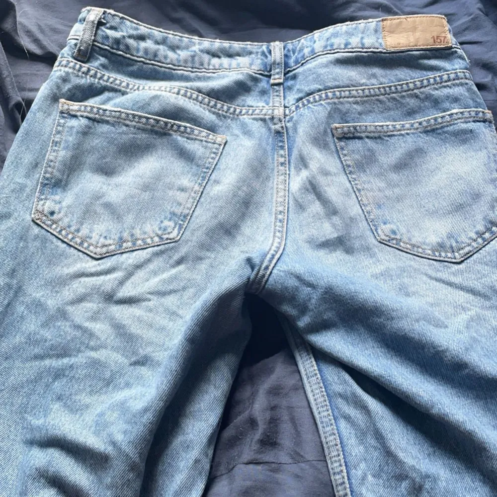 Super fina mid rise jeans från lager 157 som tyvärr är för stora för mig. De är i strl S men skulle säga att de är lite stora, perfekt om man vill att de ska sitta lågmidjat. Hör gärna av dig om du har frågor💕. Jeans & Byxor.