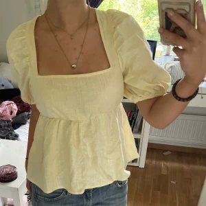 Gul blus - Jättesöt gul blus med knyte där bak. Aldrig använd. Prislapp finns kvar❤️