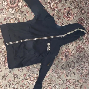 Hugo boss kofta - Hugo boss guld svart Bra skick  Orginal 1800kr