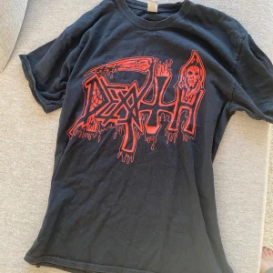 Death tröja - As cool death tröja står L men sitter som M🔥🔥⚔️