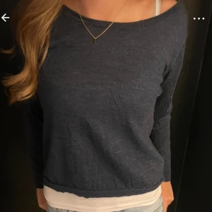 Mörkblå tröja  - Fin mörkblå tröja från Whyred i storlek s. Köpt på vinted men då den inte passar säljer jag den vidare💕 (lånad bild)