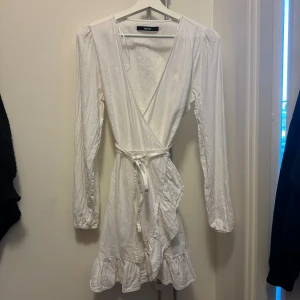 Linneklänining i vitt - Vit linneklänning från bikbok endast använd 1-2ggr, storlek S! Jättefin o skön, buda på för jag accepterar de mesta😍💖