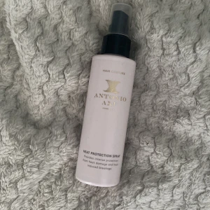 Heat protection spray  - Säljer detta värmeskyddet från antonio axu, den ör få använd och är ganska mycket kvar! Visar på bild tre hur mycket det är kvar💞💞 kom privat för fler frågor💝