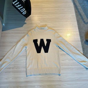 WHYRED TRÖJA - Denna stickade tröja klär allt och är aldrig använd. Köpt på brothers nypris 1500kr. Perfekt nu till skolstart, höst och vinter. 