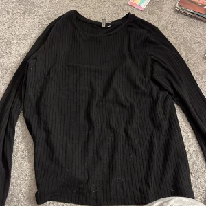 Nelly tröja  - Säljer den, jätte skön o fin.