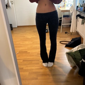 Yogabyxor  - Jätte fina och sköna byxor från Gina Tricot. Säljer så jag har två par, använda 1 gång, inga defekter. 