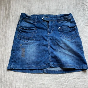 Mellan lång kjol - Mellan lång kjol som är från rabalder.🤍 Det står storlek 160 i men är som storlek XS-S man kan fixa midjan om man tycker den är för stor.🤍 Både fram o bak fickor.