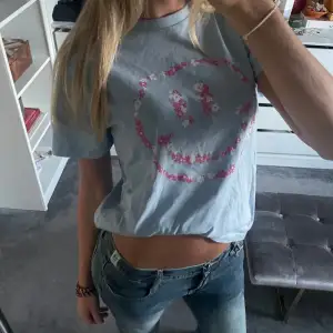 Blå tshirt med rosa smiley