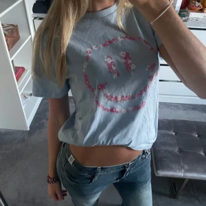 Tshirt - Blå tshirt med rosa smiley