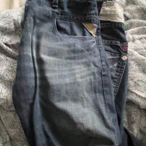 Tja säljer då ett par replay jeans i storlek 33/32. Riktigt snygga byxor och bekväma skriv vid intresse!