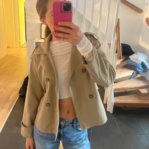 Jacka - Säljer denna supersnygga jacka från stradivarius då den inte kommer till användning. Köpt här på plick i jättebra skick