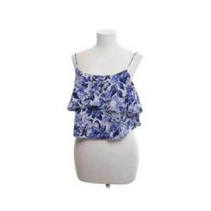 Blommig blus - En jättefin blommig blus helt utan defekter.