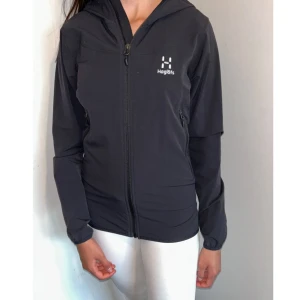 Haglöfs jacka - Säljer en helt ny haglöfs jacka som aldrig har använts, fickorna har drakedja och jackan har en justerbar luva! Köpt för ca 1500kr. Kontakta mig för ytterligare information😊