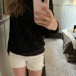 Supersöt stickad tröja - Stickad svart tröja med leopardmönster, huuur söt som helst men tyvärr lite stor för mig :( Nästan aldrig använd och i jättefint skick!!💕