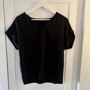Svart t-shirt - Svart t-shirt i tunnt material