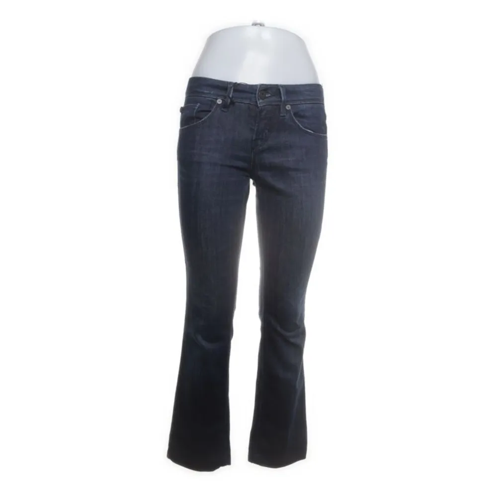 Lågmidjade Hugo Boss jeans❣️ Super bra skick. Midjemått: 72 cm (36 cm) Innerbenslängd: 75 cm Skulle säga att de är straight/lite utsvängda❤️. Jeans & Byxor.