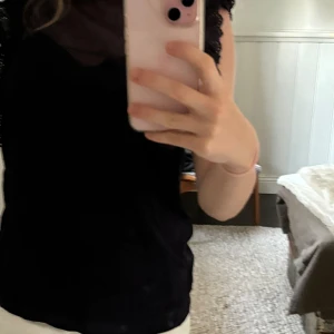 Mörkblå blus - Jättesöt blus köpt i Paris förra året, knappt använd och jättefint skick. Väldigt skönt material!!