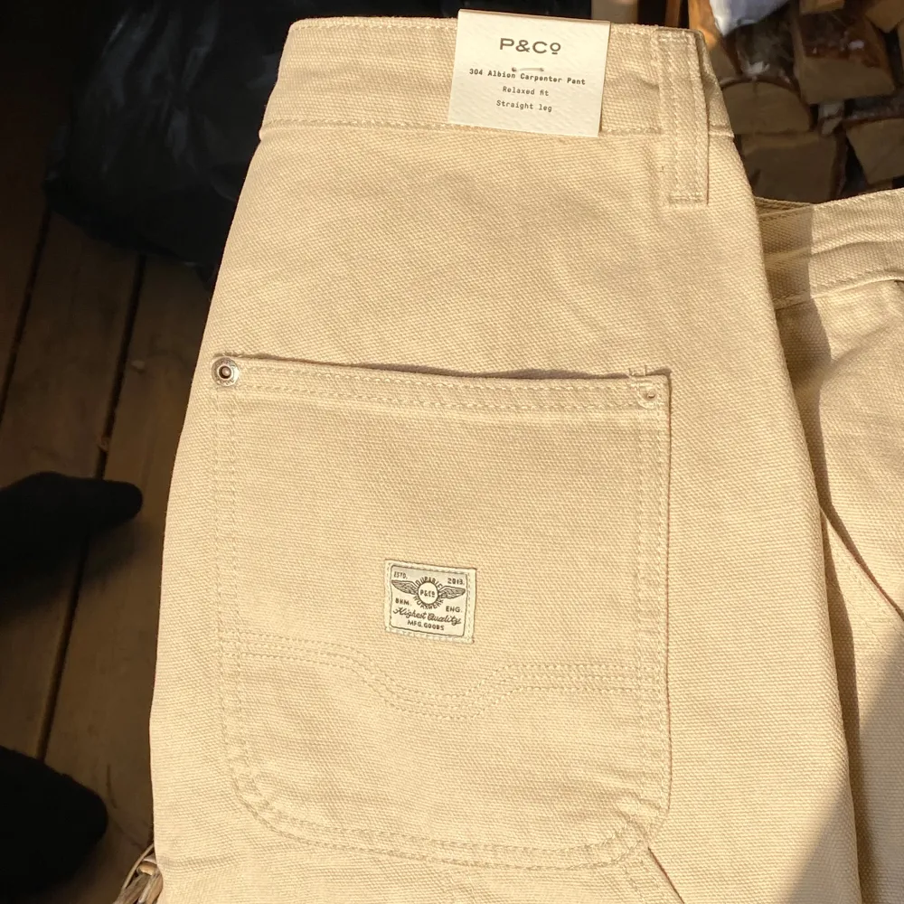 Carpenter Pants i Bone färg. Enbart testade alla lappar kvar. 16 oz 100% bomull canvas, slitstark workwear. Inköpt hos det brittiska klädmärket Pand & Co för 1300kr. Men tyvärr för små för mig :/ Har även ett likadant par svarta i min profil.. Jeans & Byxor.