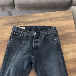 Levis 501 - Jag säljer mina jeans pga att det sitter tajt runt midjan  1099kr nypris mitt pris 450 går att diskutera   Mvh Säljaren 