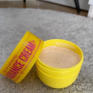 Rio radiance cream - Säljer denna rio radiance cream från sol de Janeiro . Aldrig använd bara testad. Är som en vanlig body cream med skimmer.  Nypris 279kr. Pris kan diskuteras vid snabb affär. 