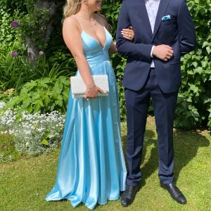 Balklänning  - Säljer min underbara balklänning från Dressroom Linné. Köpt i andra hand, nypris 5000kr säljer för 3000kr.  Storlek 36, jag själv har annars xs men eftersom det är snöre så passar den många.  Första bilden visar den färgen bäst. 