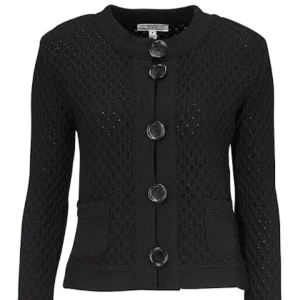 DAGMAR cardigan Fortuna - 🌸Storlek: L, liten i storleken. Jag är i vanliga fall S-M och passar mig bra. 🌸Skick: Använd fåtalet gånger men som ny.  🌸Material: Merceriserad bomull 🌸 Ordpris 1999kr, mitt pris 650kr 